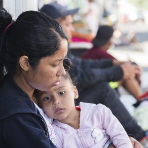 Miercoles 2 de noviembre. San José centro. Trabajo de Valezka: Migración Venenzolana.
Ofreilimar Peña y su hija Ashiley Hernandez 
Foto: Eyleen Vargas
