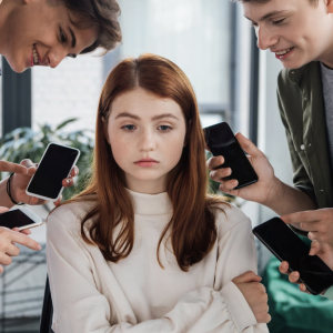 Alguien publicó mi número de teléfono en redes sociales sin mi autorización. ¿Es ciberacoso, doxing o cómo se denomina?