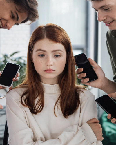 Alguien publicó mi número de teléfono en redes sociales sin mi autorización. ¿Es ciberacoso, doxing o cómo se denomina?