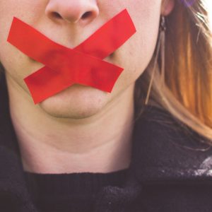 Mujeres periodistas responden a violencia en línea autocensurándose en redes sociales