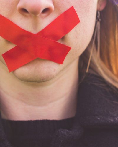 Mujeres periodistas responden a violencia en línea autocensurándose en redes sociales