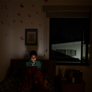 Crisis de soledad en adolescentes ticos: ¿Cómo afecta la vida hiperdigital su interacción social?